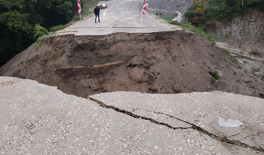 Balıkesir'de sağanak ulaşımı aksattı