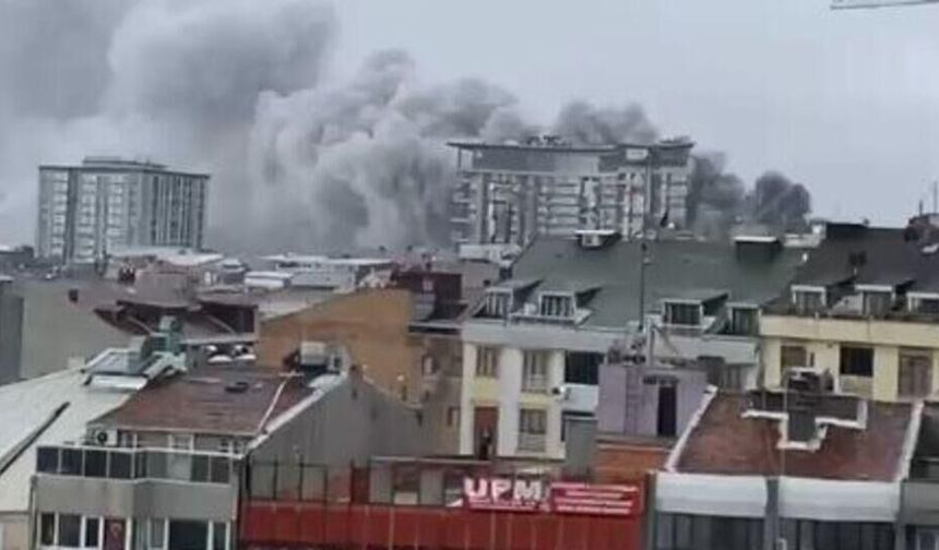 İstanbul Bayrampaşa'da Sanayi Sitesi'nde çıkan yangın söndürüldü: Araçlar küle döndü