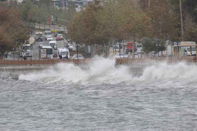 Poyraz Marmara Denizi'nde ulaşımı etkiledi