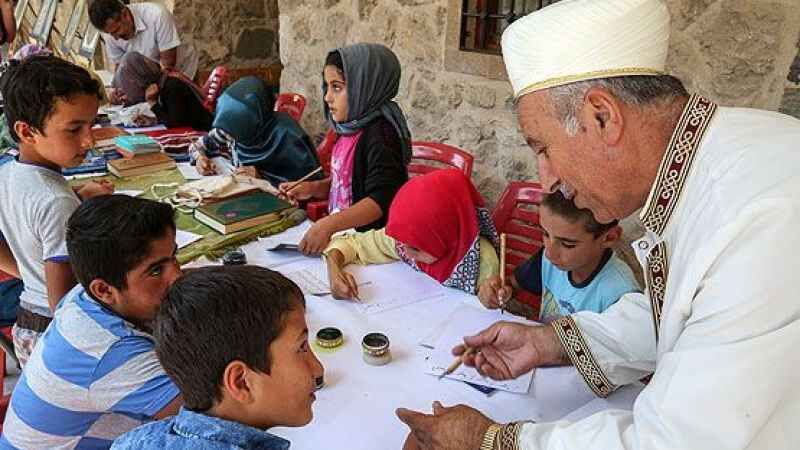 Kuran kursunda hat sanatını da öğreniyorlar