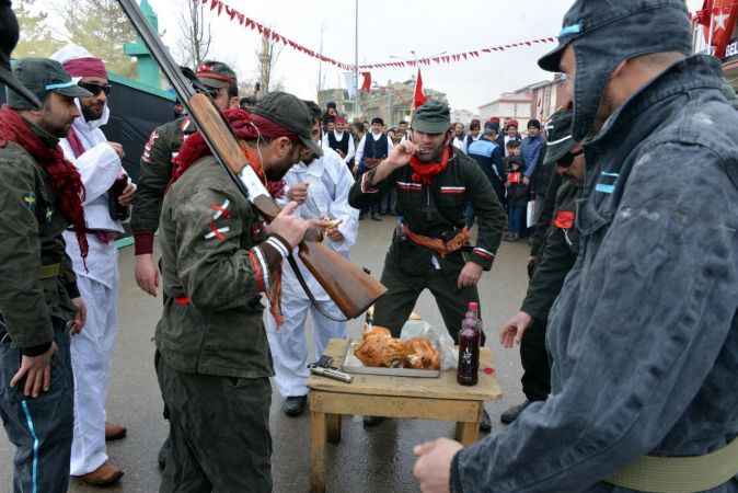 Kurtuluş törenlerinde Ermeni çetelerinin yaptığı zulüm ve göç canlandırıldı. Tören, 100 yıl önce Ermeni zulmünden kaçarak göç eden Türklerin temsili geçişi ile başladı. Temsili göçün ardından, tören alanının ortasına koydukları masadaki tavuk etini yiyip, şişelere doldurulmuş meyve sularını şarap niyetine içen temsili Ermeniler, komutanın çağrısı üzerine Türklere yönelik katliam eylemlerine girişti. Temsili olarak camiyi yakan çeteler, imam rolünü üstlenen ilçe halkından Murat Billur'u ezan okurken yakaladı. İmam, Ermeniler tarafından meydanda temsili olarak linç edildikten sonra camiye sokuldu, ibadet yeri yine temsili olarak yakıldı. Daha sonra bir aileye yönelik temsili saldırı düzenleyen Ermeniler, hamur açan kadın ile kayınpederini silahla öldürdü.

