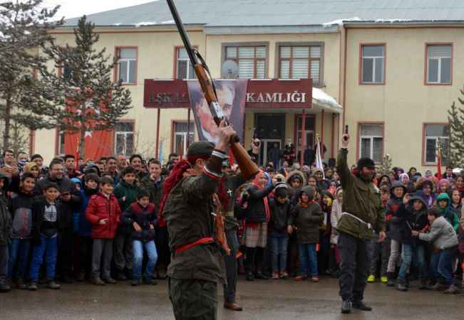 TÜRK KUVVETLERİ GELDİ
Tören, Türk kuvvetlerini canlandıran gençlerin, ilçeye gelerek Ermeni çetecilerini tabanca ve tüfeklerle ateş açıp öldürmesiyle son buldu. Milis kuvvetlerinde görevli İbrahim Karabıyık, Ermeni komutanı canlandıran Hakan Pehlikan'a rol gereği tokat attı. Role kendisini kaptıran Karabıyık'ın sert tokadının ardından Pehlikan yere düştü. Törende, canlandırma sırasında sıkılan kurusıkı tüfek ve tabanca seslerinin bazı çocukları korkuttuğu görüldü.