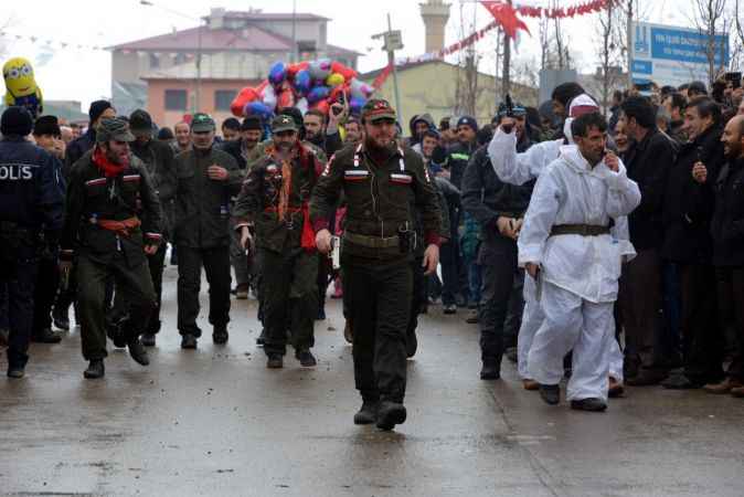 Tören, Erzurum Büyükşehir Belediyesi'nin mehteran bölüğünün gösterisi, düzenlenen şiir ve kompozisyon yarışmasında dereceye giren öğrencilere hediyelerinin verilmesi ve folklor gösterileri ve bayrak yürüyüşü ile sona erdi.