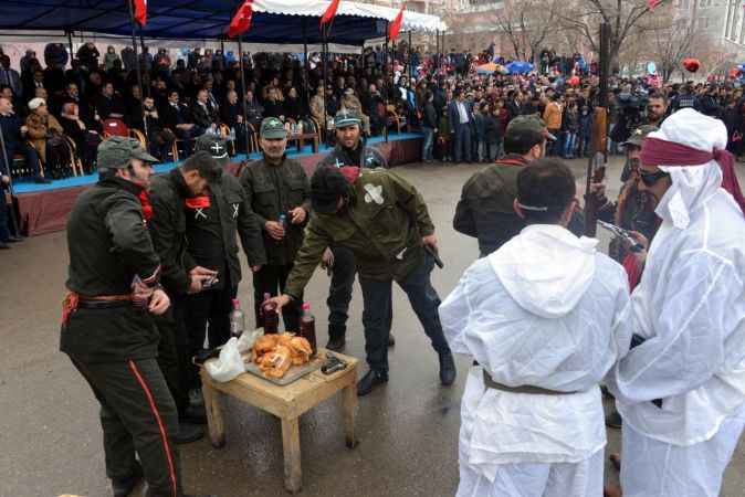 Aşkale ilçesinin Rus işgalinden kurtuluşunun 100'üncü yıl dönümü nedeniyle, Hükümet Konağı önündeki İstanbul Caddesi'nde tören düzenlendi. Törene  Ak Parti Erzurum Milletvekili Mustafa Ilıcalı, MHP Erzurum Milletvekili Kamil Aydın, Büyükşehir Belediye Başkanı Mehmet Sekmen, Aşkale Kaymakamı Mehmet Aksu, Belediye Başkanı Şenol Polat, Cumhuriyet Başsavcısı, Ali Sakarya, İlçe Jandarma Komutanı Jandarma Üsteğmen Semih Karakaş, Atatürk Üniversitesi Rektörü Prof. Dr. Ömer Çomaklı, daire müdürleri, öğrenciler ve çok sayıda kişi katıldı.