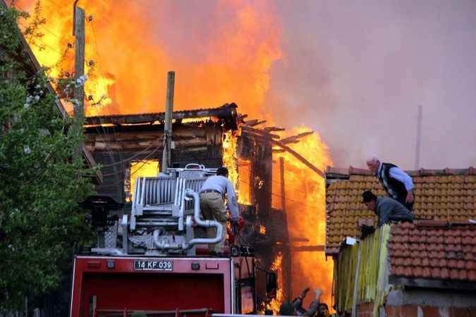 AHIR VE SAMANLIKLAR KULLANILAMAZ HALE GELDİ

Kısa sürede büyüyen yangında, Murat Gülen, Hasan Öztürk, Hamdi Güden ve İbrahim Yılmaz'a ait evler ile ahır ve samanlıklar kullanılamaz hale geldi.
