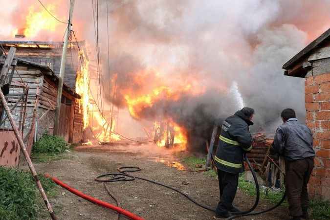 Bolu'ya bağlı Tekke Işıklar Köyü'nde henüz belirlenemeyen nedenle yangın çıktı.