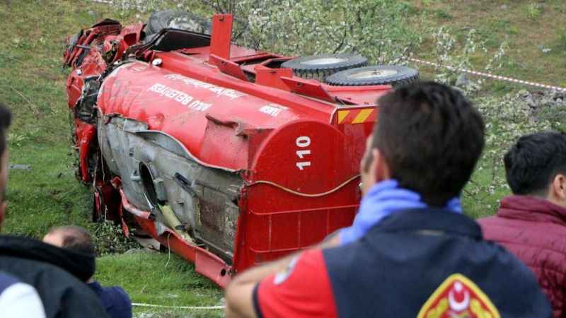 Yangına giden itfaiye ekibi kaza yaptı: 1 şehit, 1 yaralı