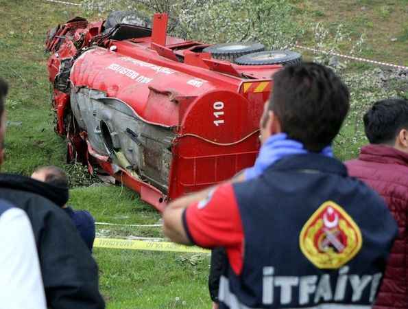 İTFAİYE ARACI UÇURUMA YUVARLANDI

Yangına müdahale için yola çıkan Bolu Belediyesine ait itfaiye aracı köye yaklaşık 4 kilometre kala, sürücüsünün direksiyon hakimiyetini kaybetmesi sonucu uçuruma yuvarlandı. 