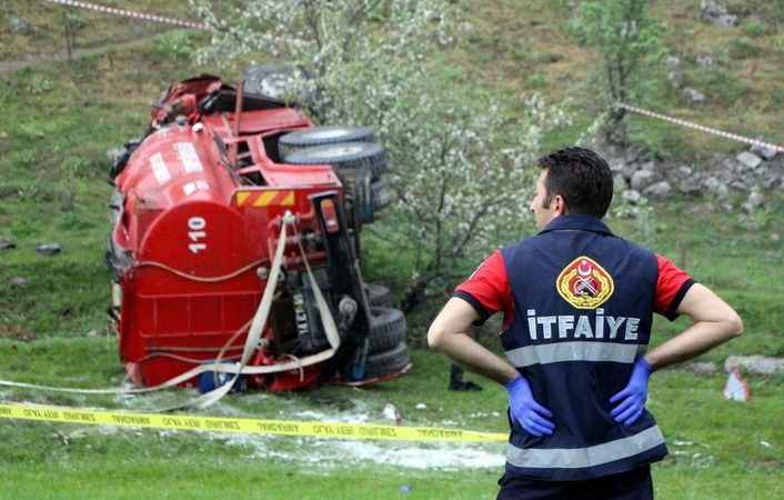 KALP MASAJI SONRASI HAYATA DÖNDÜ

Ağır yaralanan ve kalbi duran Aykut Kabakcıoğlu ise olay yerine gelen UMKE ekiplerinin yaptığı kalp masajı sonrası hayata döndürüldü.