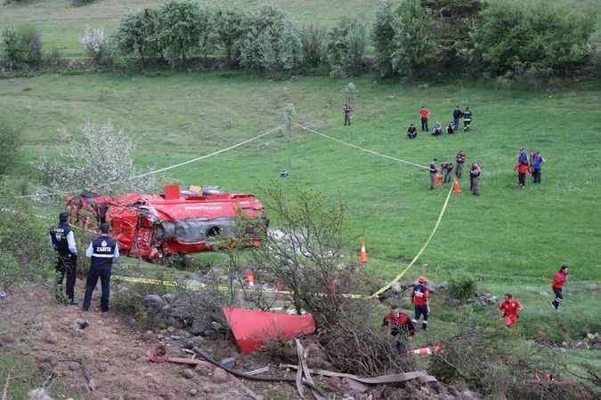 BELEDİYE BAŞKANINDAN AÇIKLAMA

Dörtdivan Belediye Başkanı Hasan Uzunoğlu, AA muhabirine yaptığı açıklamada, merkeze bağlı Tekke Işıklar Köyü'nde meydana gelen yangına, Dörtdivan, Yeniçağa, Gerede ve Bolu belediyelerine ait itfaiye ekiplerinin müdahale ettiğini söyleyerek, "Yangında 4 evimiz hasar gördü. Bunun yanında yangına gelmek için yola çıkan Bolu Belediyesine ait itfaiye aracımız da kaza yaptı." dedi. 