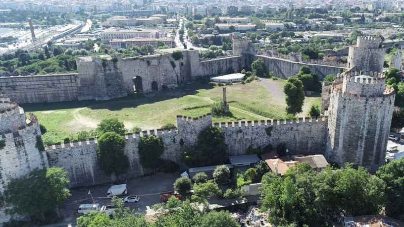 16 asırlık tarihi İstanbul surları tehlike altında