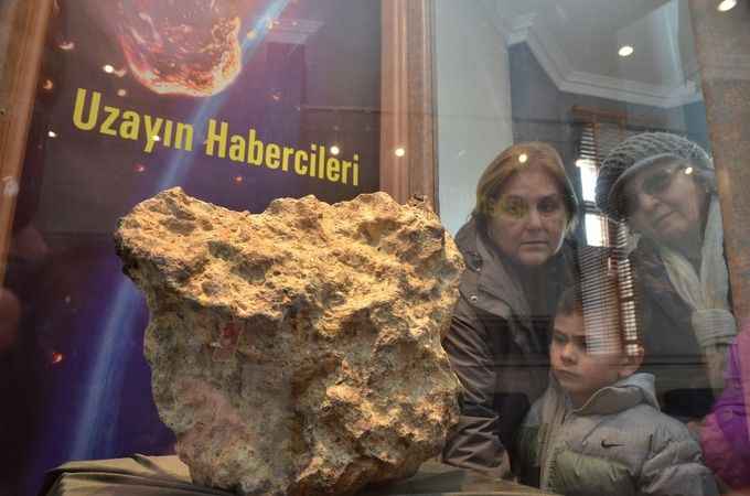 Görüntüsü taşa benziyor ama farklı da duruyor

Hitit Üniversitesi Arkeoloji Bölümü öğrencisi Murathan Karamehmetoğlu ise gök taşının müzede sergilendiğini duyunca heyecanlandığını söyledi. İlk kez bir meteor gördüğünü anlatan Karamehmetoğlu, "Görüntüsü taşa benziyor ama farklı da duruyor. Normal kayadan farklı. İçerisinde yoğun oranda demir varmış. Görme fırsatım olduğu için mutluyum." diye konuştu. 