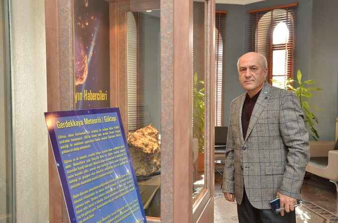 Çorum Müzesi Müdürü Metin Çakar, AA muhabirine, gök taşının vatandaşlardan yoğun ilgi gördüğünü söyledi. Gök taşının ziyarete açıldığına dair medyada yer alan haberlerin ardından müzenin ziyaretçi akınına uğradığını belirten Çakar, "Çorum Müzesi, ülkemizdeki önemli müzelerden biri. Dolayısıyla son derece yoğun ziyaretçi trafiğimiz var. Alaca ilçemizde bulunan gök taşının ilgi çekebileceğini düşünerek, tarlasında bulan vatandaşımızdan ödünç alıp sergiliyoruz. Sergiye açtığımız günden beri müzemize ziyaretçi sayısında çok ciddi artış oldu. Sırf gök taşını görmek için civar illerden gelenler var ayrıca okulların tatil olması dolayısıyla öğrenciler de aileleriyle birlikte gök taşını görmeye geliyor." dedi.