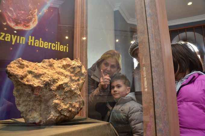 İstanbul'dan tatil için Çorum'a gelen Emine Kutatgu ise gök taşını tesadüfen gördüğünü belirterek, "Torunlarımla müzeyi gezmek istedik. Buraya geldiğimizde gök taşından haberimiz oldu. Daha önce hiç görmemiştim. Kısa süre burada sergilenecekmiş. Görebildiğim için çok mutluyum. Çok güzel ve benim için hayret verici bir parça." ifadesini kullandı.