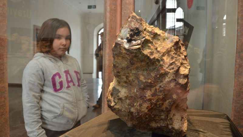 Türkiye'nin en büyük üçüncü gök taşı, geçici süreyle sergilendiği Çorum Müzesi'nde ziyaretçilerden ilgi görüyor.
