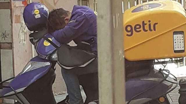 Getir kuryesinin bu görüntüsü sosyal medyayı salladı