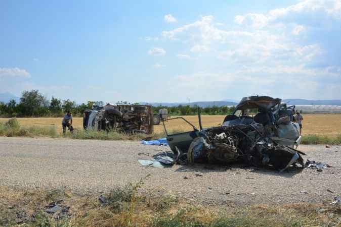 Antalya’da korkunç kaza! Otomobil hurdaya döndü