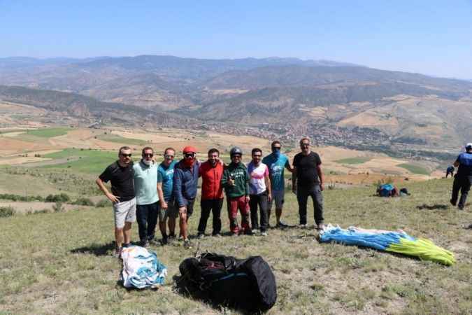Milli yamaç paraşütçüsü Sadeer, Bayat ilçesinden ilk kez uçuş yaptığını belirterek, bölgenin yamaç paraşütü açısından çok güzel olduğunu söyledi. Sadeer, termal hava akımları yardımıyla 292 kilometre yol katederek havada 8 saat 15 dakika kaldığını sözlerine ekledi.