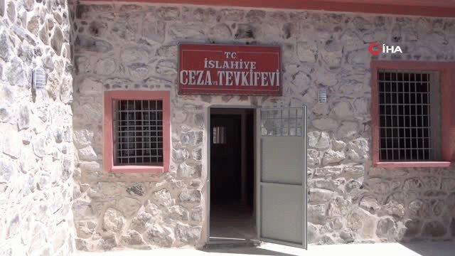 61 yıllık cezaevi halk kütüphanesi oldu