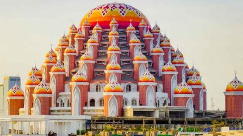 Endonezya'da 99 kubbeli camii görenleri hayran bırakıyor!