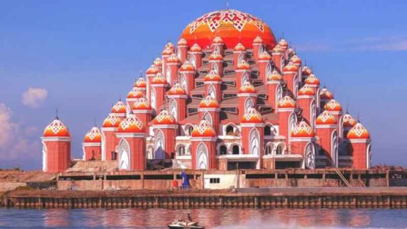 Endonezya'da 99 kubbeli camii görenleri hayran bırakıyor!