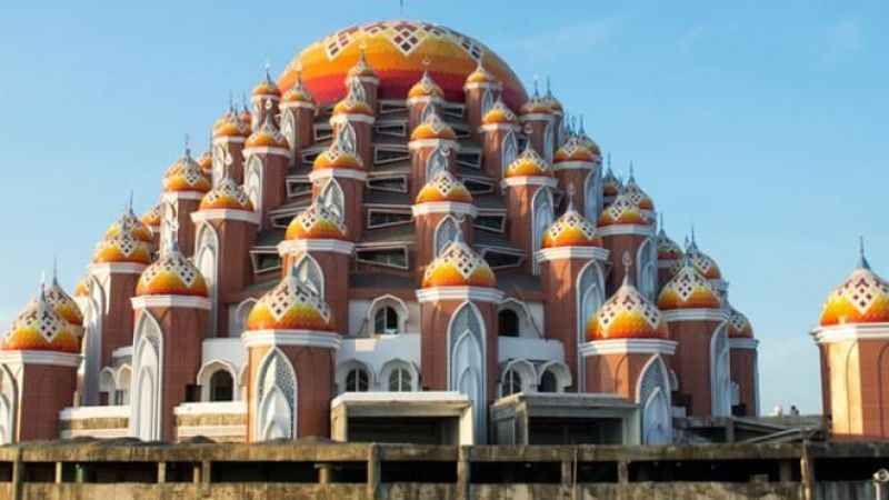 Endonezya'da 99 kubbeli camii görenleri hayran bırakıyor!