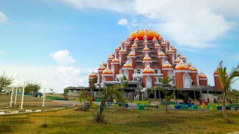 Endonezya'da 99 kubbeli camii görenleri hayran bırakıyor!