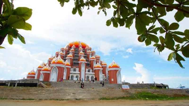 Endonezya'da 99 kubbeli camii görenleri hayran bırakıyor!