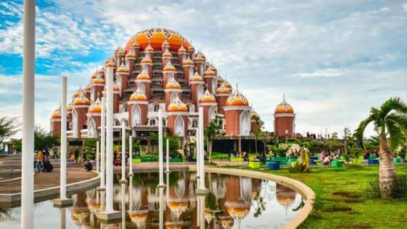 Endonezya'da 99 kubbeli camii görenleri hayran bırakıyor!