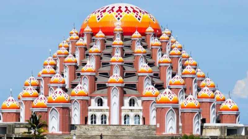 Endonezya'da 99 kubbeli camii görenleri hayran bırakıyor!