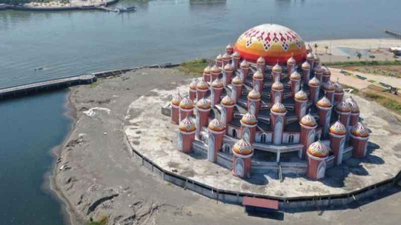 Endonezya'da 99 kubbeli camii görenleri hayran bırakıyor!