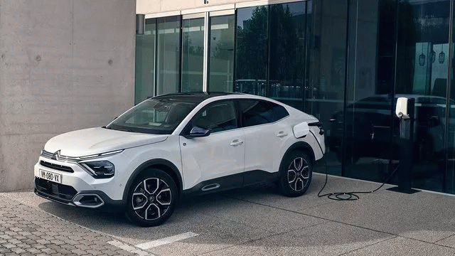 <p><strong>CİTROEN C4X </strong></p>
<p>Citroen'in dünyaya Türkiye'den tanıttığı otomobil, Ocak ayında yollara çıkacak. Stellantis’in CMP platformunu kullanan araç, crossover ile sedan gövde tipini harmanlayan yapısı ile dikkat çekiyor. Avrupa'daki birçok ülkede sadece e-C4 X adı verilen elektrikli versiyonuyla satılacak otomobil, Türkiye ve diğer bazı pazarlarda ise benzinli ve dizel motorlar ile de satışta olacak. </p>