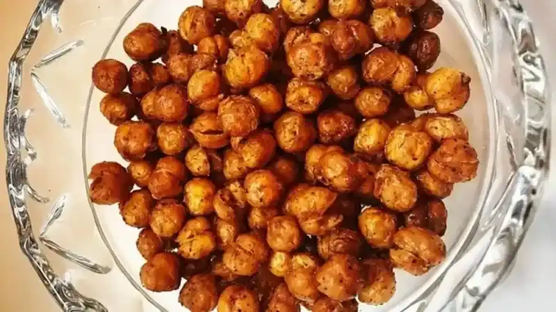 <p>Nohut, besin değerlerinden ötürü uzmanların da sık sık gündemine girer. Düzenli nohut tüketiminin başta bağışıklık sistemi olmak üzere vücudun pek çok alanında destekleyici göreve sahip olduğunu belirten uzmanlar, küçük- büyük fark etmeksizin herkesin nohut tüketmesi gerektiğini ifade eder.</p>