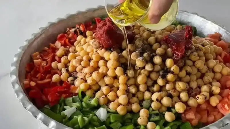 <h2>NOHUT TAVA NASIL YAPILIR?</h2>
<p>Nohut tava, yapımı son derece basit olan yemekler arasındadır. Yalnızca 25 dakikanızı ayırarak 4 kişilik nohut tava hazırlayabilirsiniz.</p>
<p>Nohut tava yapımında izlemeniz gereken adımlar sırası ile şu şekilde:</p>
<p>·         Nohut haşlanır.</p>
<p>·         Sebzeler küp küp olacak şekilde doğranır.</p>
<p>·         Tüm malzemeler fırın tepsisine aktarılır.</p>
<p>·         Salça, yağ ve baharatlar da eklendikten sonra yemek bir güzel karıştırılır.</p>
<p>·         180 derecede önceden ısıtılmış fırında yaklaşık olarak 25 dakika kadar pişirilir. Afiyet olsun!</p>