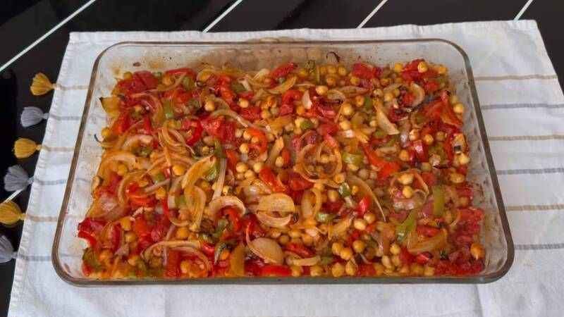 <h2>NOHUT TAVA KALORİSİ VE BESİN DEĞERLERİ</h2>
<p>Nohut tavanın bir porsiyonu için hesaplanmış olan kalori değeri 245’tir. Bir porsiyon nohut tavanın besin değerleri ise; 10 g yağ, 30 g karbonhidrat, 8 g protein şeklindedir.</p>
<p>Nohut tava başlıca bir ana yemek olarak servis edilebileceği gibi ara sıcak olarak da tüketilebilir. Nohut tavadan önce arpa şehriyeli yoğurt çorbası servis edilebilir. Ayrıca cacık da bu yemeğe yakışan yan ürünler arasındadır.</p>