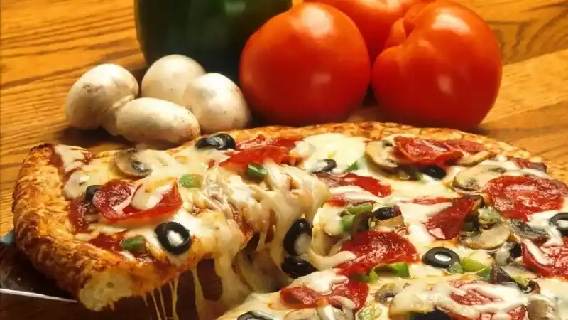 <h2>EV YAPIMI PİZZA İÇİN GEREKEN MALZEMELER</h2>
<p>Ev usulü pizza yapımı için gereken malzemeler kişinin damak zevkine göre şekillenebilir. Bizim sizler için hazırladığımız tarif için belirlemiş olduğumuz pizza malzemeleri ise şu şekildedir:</p>