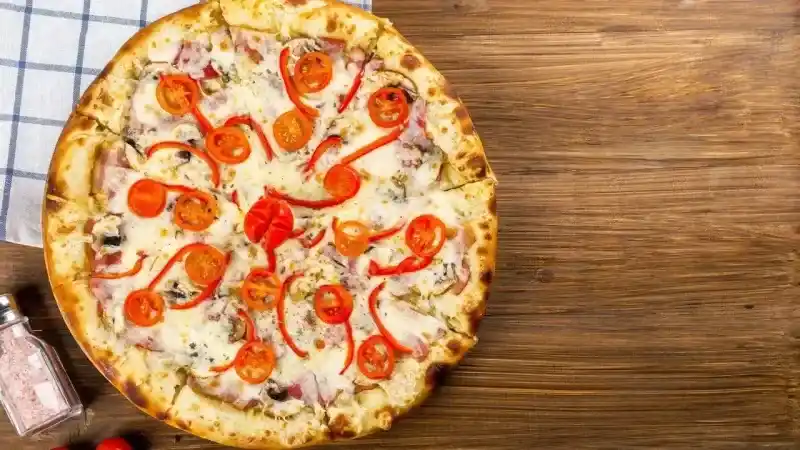 <h2>EV USULÜ PİZZA NASIL YAPILIR?</h2>
<p>Tüm malzemeleri temin ettikten sonra ev usulü pizza yapımı için izlemeniz gereken adımlar sırası ile şu şekildedir:</p>