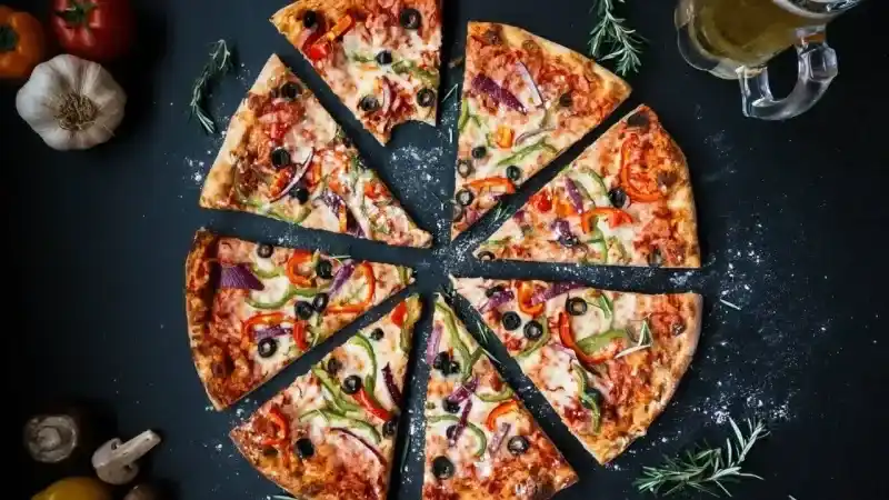 <p>·         Pizza hamurunuz pişerken sos yapımına geçin. Domates sosunu, fesleğeni, kekiği, sarımsağı ve zeytinyağını bir kabın içerisinde karıştırın.</p>
<p>·         Fırından çıkardığınız pizza hamurunuzun üzerine önce sosu, sonrasında ise peynirleri ilave edin.</p>
<p>·         Peynirlerin üzerine malzemeleri ilave edin ve son olarak en üste bir miktar daha rendelenmiş kaşar peyniri serpiştirin.</p>
<p>·         Tekrar fırına gönderdiğiniz pizzanızı yaklaşık olarak 20- 30 dakika kadar pişirin.</p>
<p>·         Fırından çıkardığınız pizzayı dilimleyerek, sıcak bir şekilde servis edin. Afiyet olsun!</p>
<p> <br />Fotoğraflar: Pixabay</p>