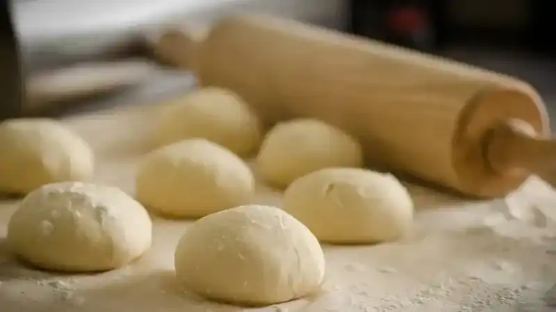 <p>Pizza, İtalyan mutfağının en sevilen, ülkemizde de birçok çeşidi ile en çok tüketilen fast food ürünler arasında yer alır. Bu noktada eşsiz lezzeti ile damak çatlatan bu ürünün evde nasıl hazırlanabileceği de arama motorlarında sık sık sorgulanır. Bizler de bu yazımızda pizza bağımlıları için mükemmel bir tarife yer verdik. İşte 30 dakikada 2 adet orta boy pizza hazırlamanızı sağlayacak tarifimizin ayrıntılar…</p>