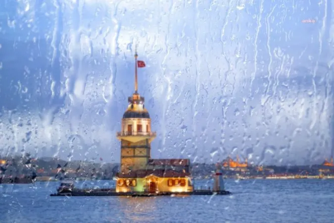 İstanbul'da gök gürültülü sağanak: AKOM'dan 3 günlük uyarı