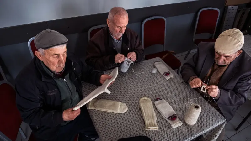  "Drama çorabı" örme geleneği sürüyor Amcalar hem örüyor, hem eğleniyor