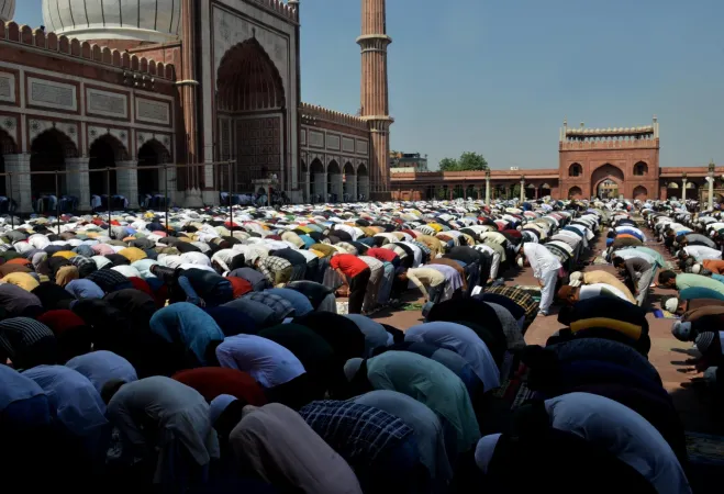 İslam aleminin dört bir yanında Müslümanlar Ramazan ayının ilk cuma namazını kıldı-8