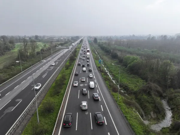 Anadolu Otoyolu'nun Bolu ve Düzce kesiminde bayram tatili hareketliliği yaşanıyor-5