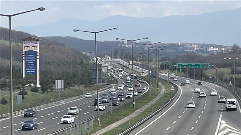 Anadolu Otoyolu Bolu kesiminde tatil dönüşü yoğunluğu sürüyor