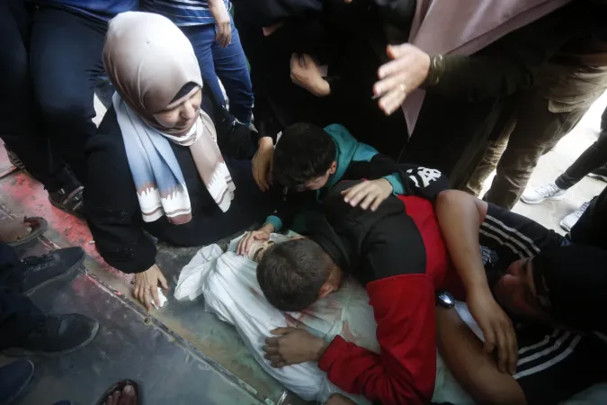 Barbar İsrail Gazze'de katliamlarına devam ediyor...6'sı kardeş 7 Filistinli şehit-12