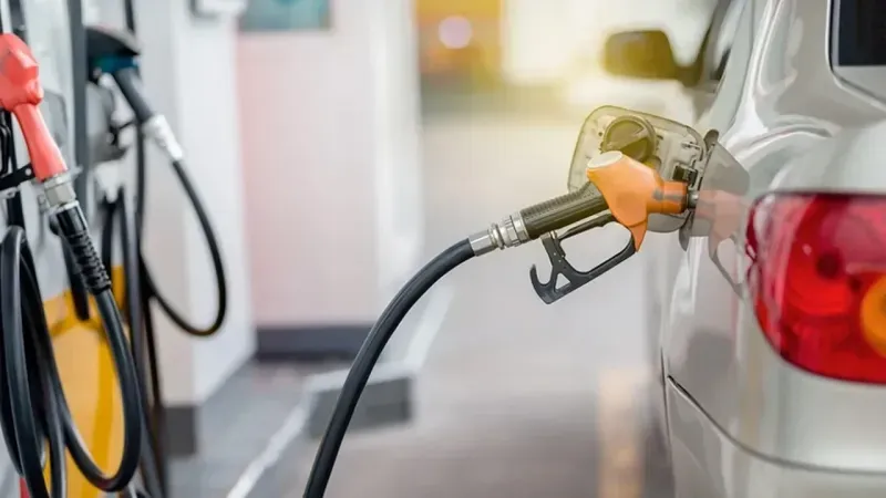 Benzine beklenen zam geldi! Akaryakıt fiyatlarında tabela değişti-1