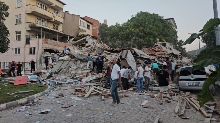 Balıkesir Sındırgı'da 6.1'lik deprem sonrası bir bina yıkıldı! 