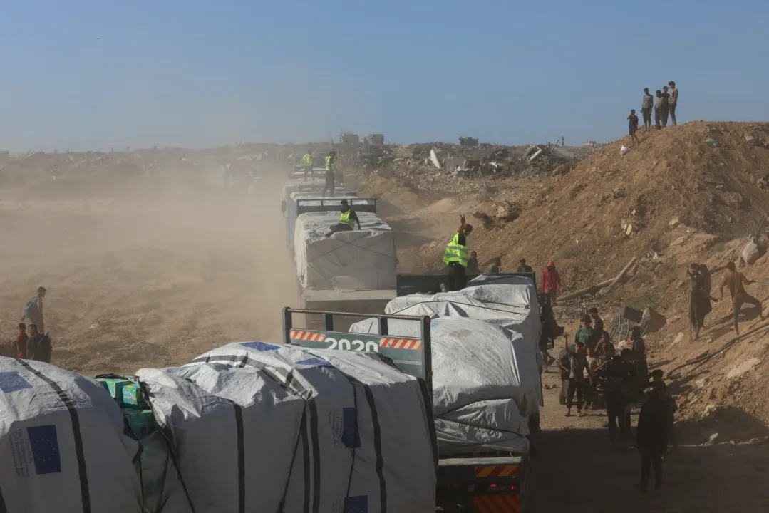 Filistinli tüccarlara ait gıda ve meyve yüklü tırlar, Gazze Şeridi'ne giriş yaptı