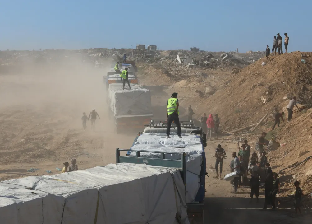 Filistinli tüccarlara ait gıda ve meyve yüklü tırlar, Gazze Şeridi'ne giriş yaptı