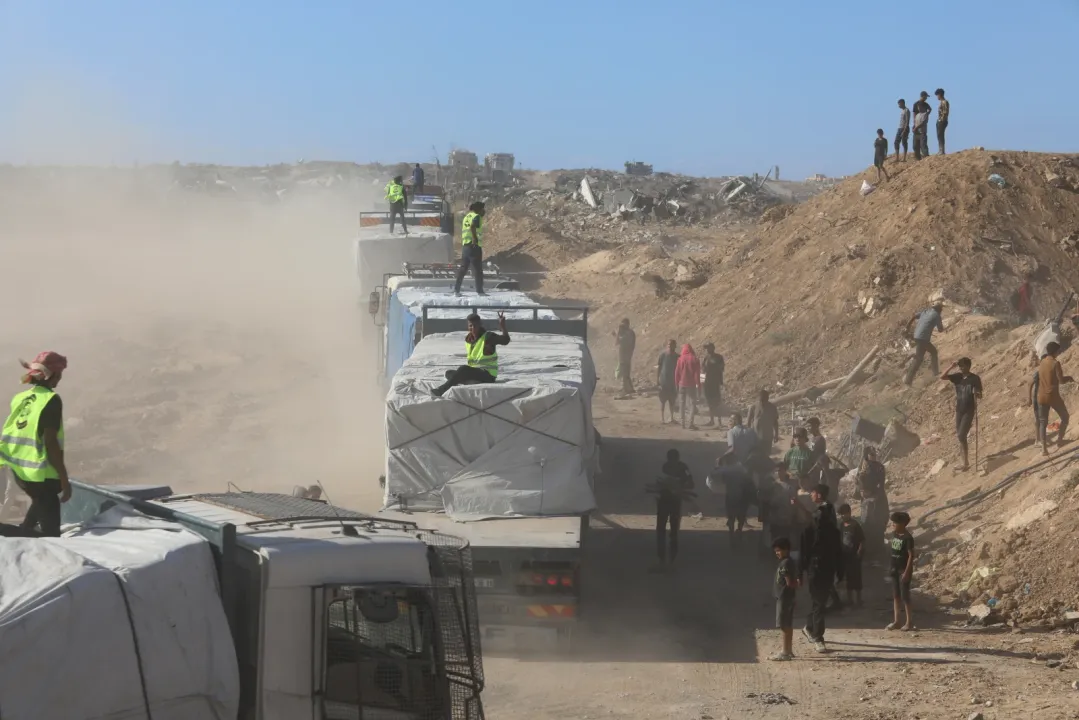 Filistinli tüccarlara ait gıda ve meyve yüklü tırlar, Gazze Şeridi'ne giriş yaptı
